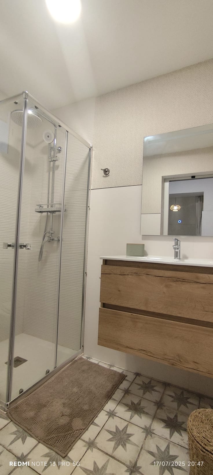 Baño con ducha de efecto lluvia