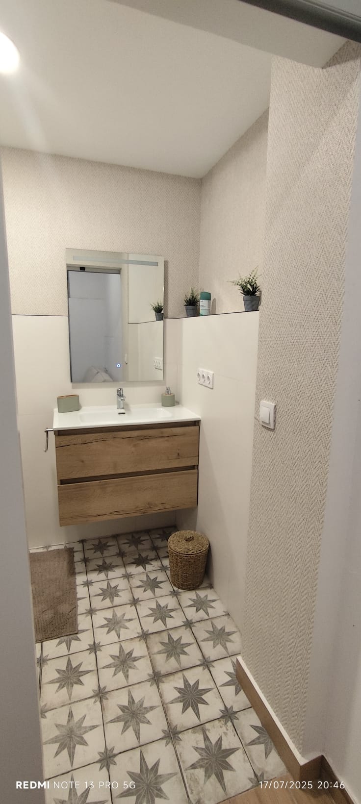 Lavabo del baño con azulejo de estrellas