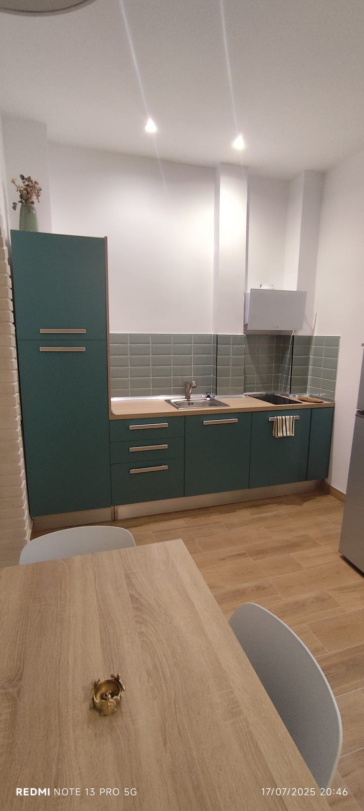Cocina completa con mobiliario verde azulado