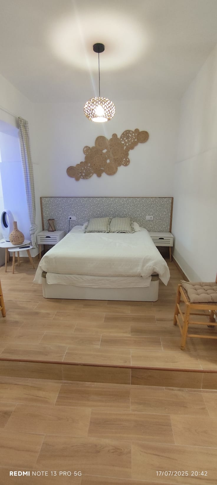 Dormitorio con cama doble y decoración artesanal