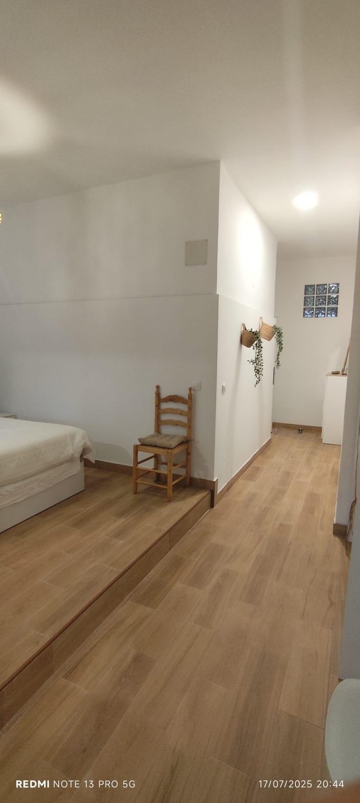 Zona de descanso elevada sobre tarima