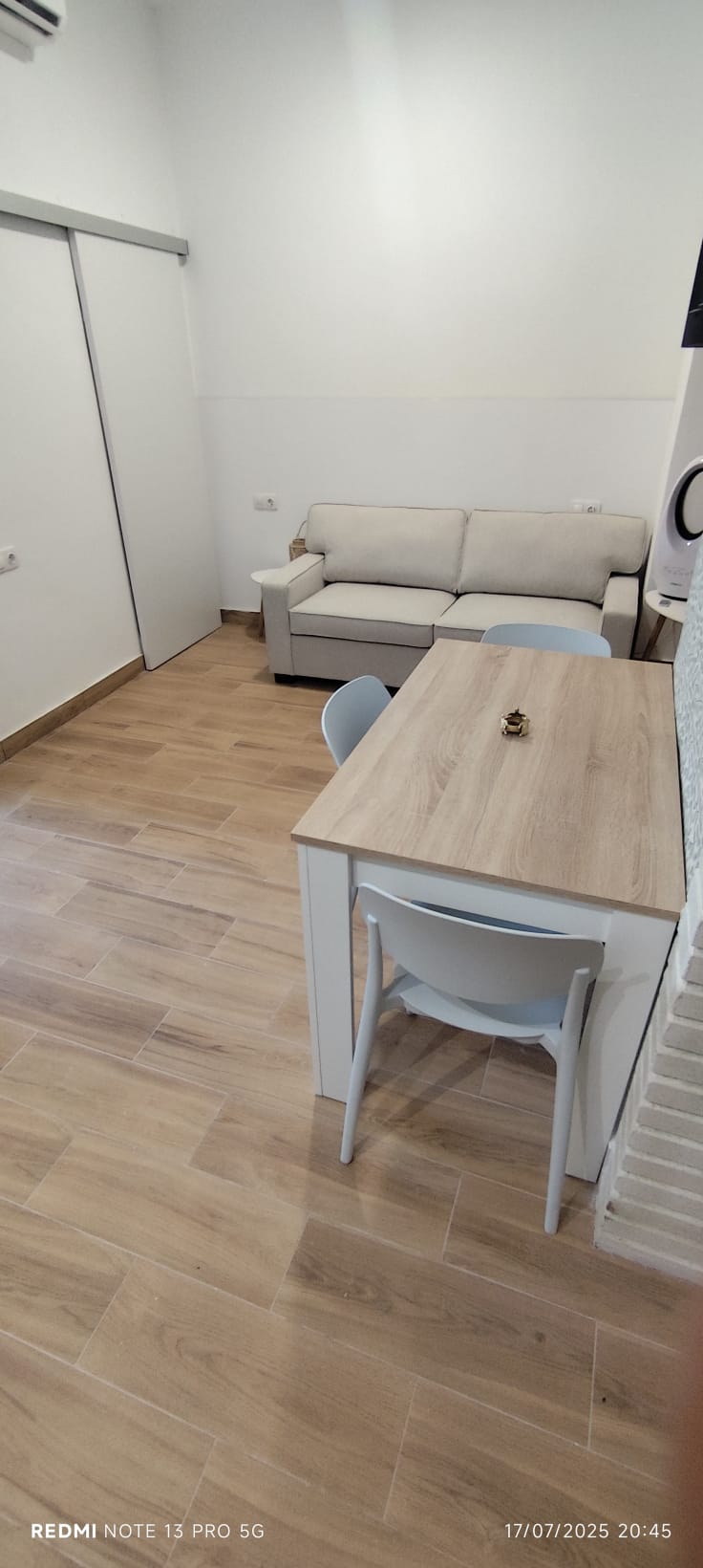 Mesa de comedor junto al sofá