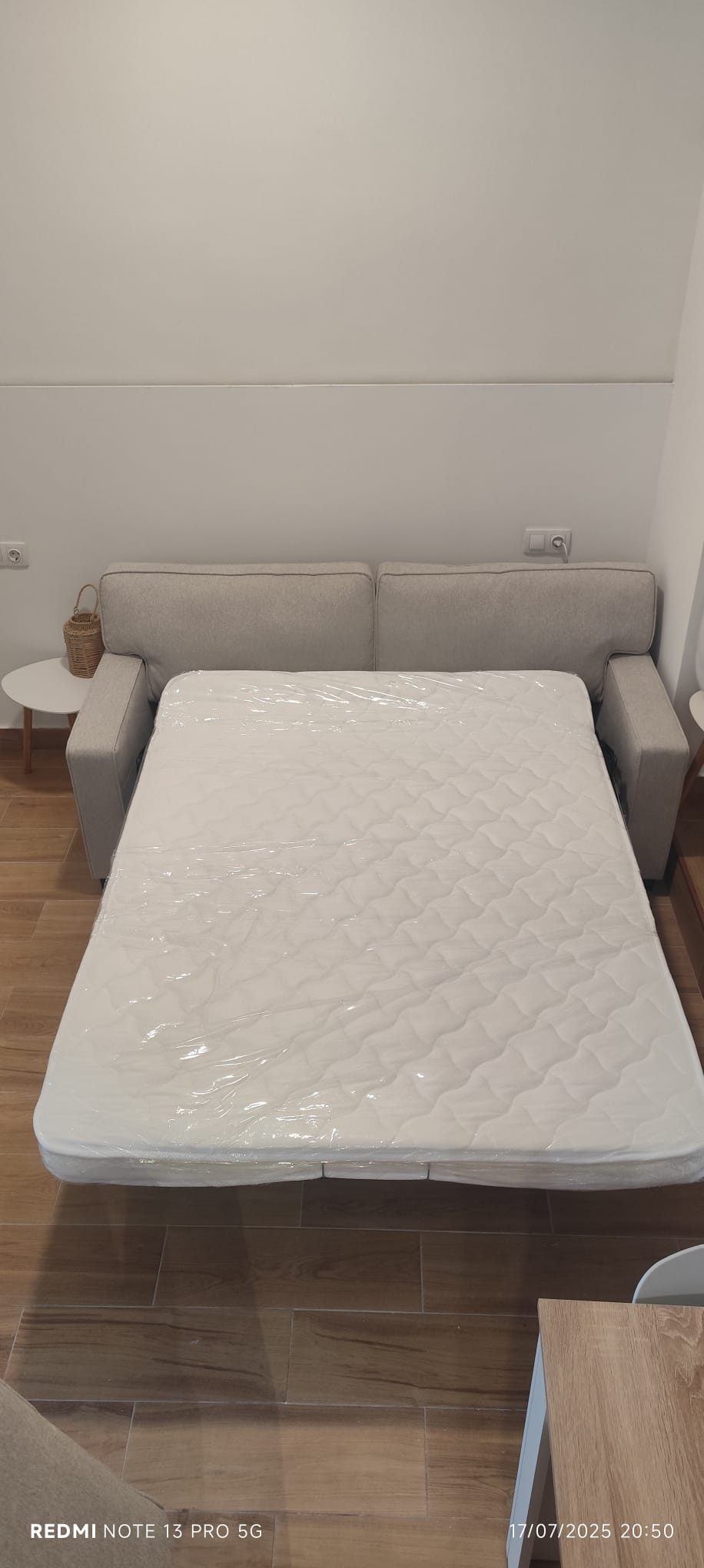 Salón del estudio con sofá cama abierto, listo para hasta 4 huéspedes
