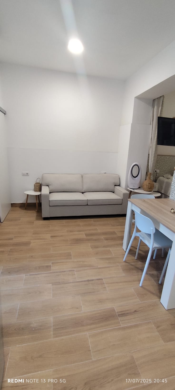 Salón con sofá y mesa de comedor